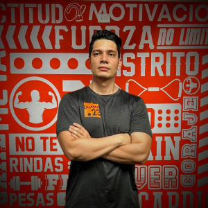 Alejandro Ladino, entrenador en Distrito 23 gym